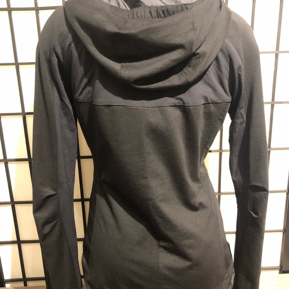 Lululemon reflective reversible wind jacket size 4 - Picture 8 of 8